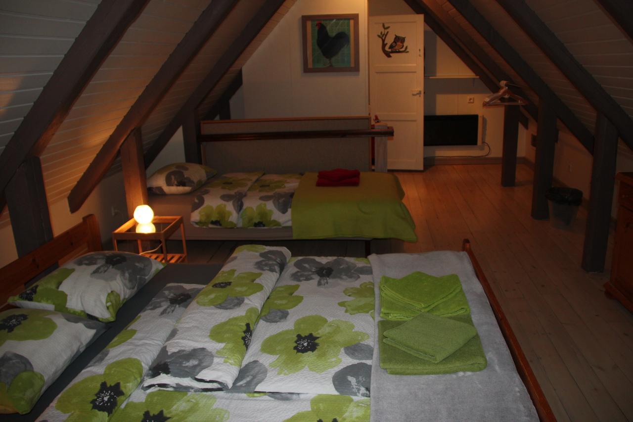Julia'S Guesthouse B&B Hnaus Buitenkant foto