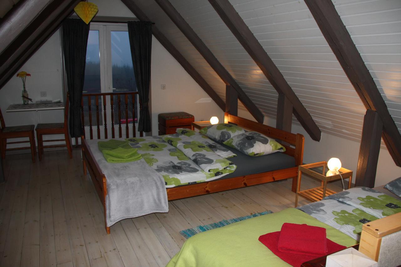 Julia'S Guesthouse B&B Hnaus Buitenkant foto