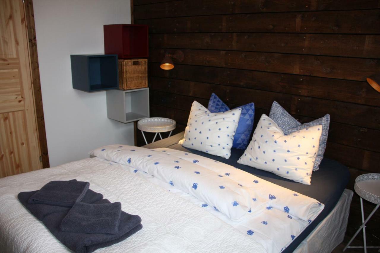 Julia'S Guesthouse B&B Hnaus Buitenkant foto